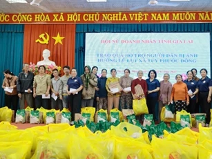 Hội Nữ doanh nhân Gia Lai nối dài hành trình sẻ chia với người dân vùng lũ