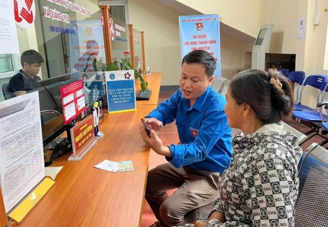 Các đơn vị, địa phương tập trung đổi mới nội dung, phương pháp tuyên truyền, đào tạo, bồi dưỡng, hướng dẫn kỹ năng số cho người dân. Ảnh: Báo Cao Bằng.