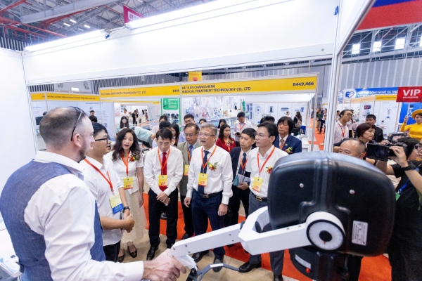 H&#xE0;ng tr&#x103;m doanh nghi&#x1EC7;p tham d&#x1EF1; tri&#x1EC3;n l&#xE3;m qu&#x1ED1;c t&#x1EBF; y d&#x1B0;&#x1EE3;c 2025