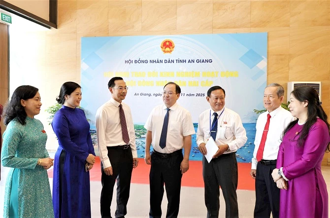 Các đại biểu thảo luận bên lề hội nghị.