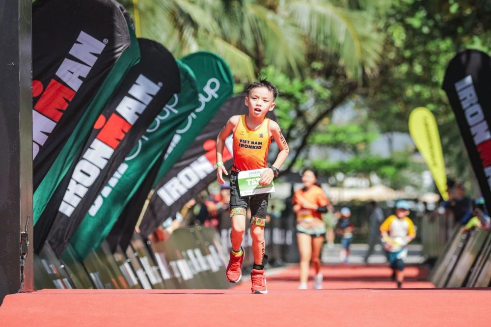 Bé Ngô Anh Tuấn về đích hoàn thành nội dung Ironkids. Bé Ngô Anh Tuấn về đích hoàn thành nội dung Ironkids.