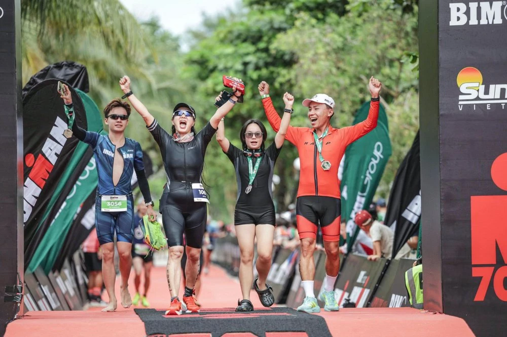 Cả gia đình Hoa hậu Ngọc Giàu về đích hoàn thành cự ly Ironman 70.3 Phú Quốc. Cả gia đình Hoa hậu Ngọc Giàu về đích hoàn thành cự ly Ironman 70.3 Phú Quốc.