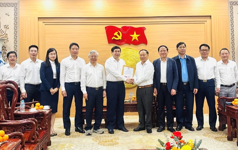 Bí thư Tỉnh ủy Gia Lai Thái Đại Ngọc (bên phải) trao thư cảm ơn những hỗ trợ thiết thực của BIDV. Bí thư Tỉnh ủy Gia Lai Thái Đại Ngọc (bên phải) trao thư cảm ơn những hỗ trợ thiết thực của BIDV.