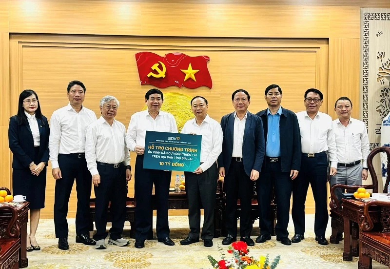Chủ tịch HĐQT BIDV Phan Đức Tú (bên trái) trao 10 tỷ đồng hỗ trợ tỉnh Gia Lai an sinh đời sống người dân sau bão lũ. Chủ tịch HĐQT BIDV Phan Đức Tú (bên trái) trao 10 tỷ đồng hỗ trợ tỉnh Gia Lai an sinh đời sống người dân sau bão lũ.