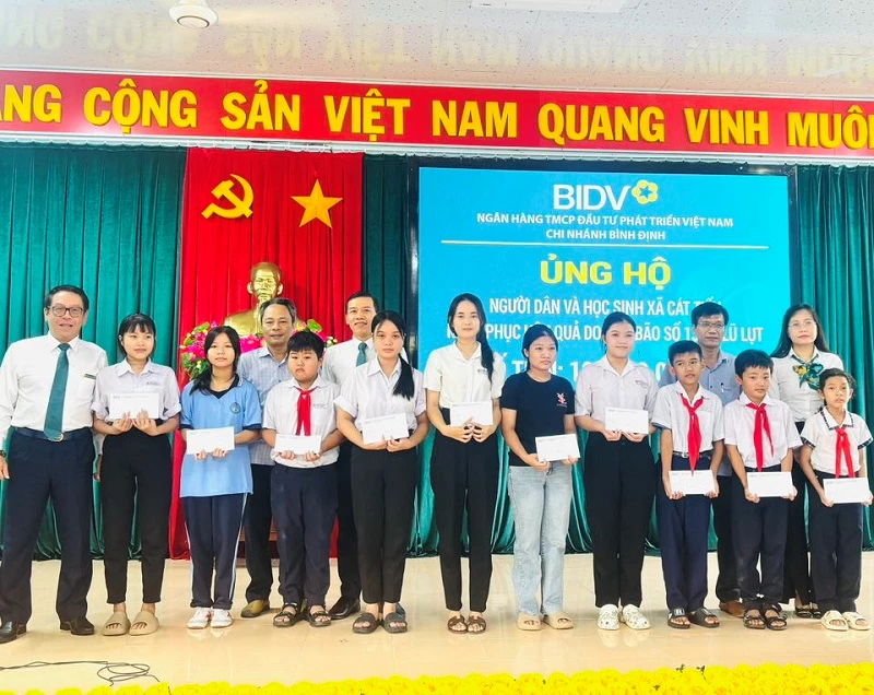 Trao hỗ trợ cho các em học sinh xã Cát Tiến. Trao hỗ trợ cho các em học sinh xã Cát Tiến.
