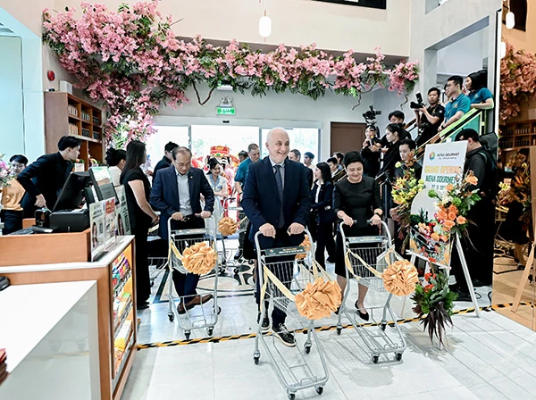 Siêu thị Mena Gourmet Celesta Rise tại Nhà Bè tiếp tục lan tỏa triết lý "Your lifestyle market". Siêu thị Mena Gourmet Celesta Rise tại Nhà Bè tiếp tục lan tỏa triết lý "Your lifestyle market".