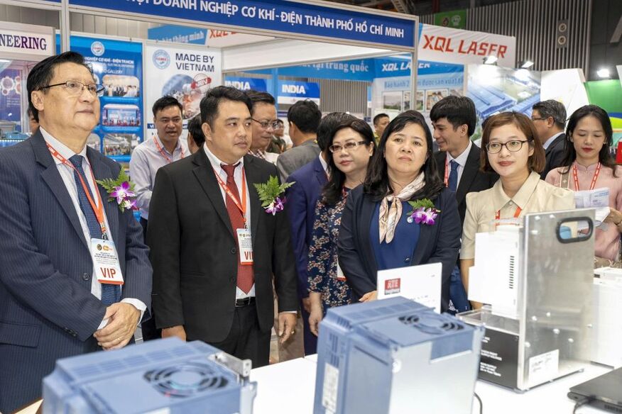 Tri&#x1EC3;n l&#xE3;m VECA 2025 k&#x1EBF;t n&#x1ED1;i 800 doanh nghi&#x1EC7;p t&#x1EF1; &#x111;&#x1ED9;ng h&#xF3;a