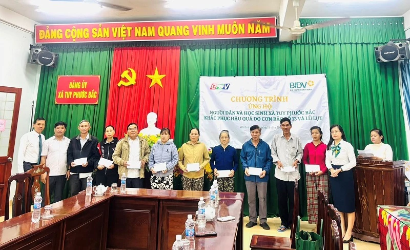 Lãnh đạo BIDV Bình Định trao 100 triệu đồng hỗ trợ người dân và học sinh Tuy Phước bắc khắc phục hậu quả bão lũ. Lãnh đạo BIDV Bình Định trao 100 triệu đồng hỗ trợ người dân và học sinh Tuy Phước bắc khắc phục hậu quả bão lũ.