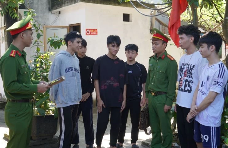 Cán bộ Văn phòng Cơ quan Cảnh sát điều tra thu thập thông tin, tài liệu. Ảnh: TTTĐT Công an tỉnh Thái Nguyên.