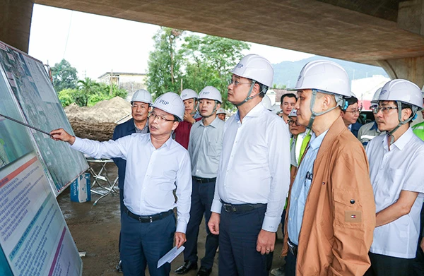 Giám đốc PIIP Lê Thành Hưng báo cáo với Bí thư Thành uỷ Đà Nẵng Lê Ngọc Quang tại buổi kiểm tra thực tế tiến độ thi công dự án cơ sở hạ tầng dùng chung cảng Liên Chiểu.