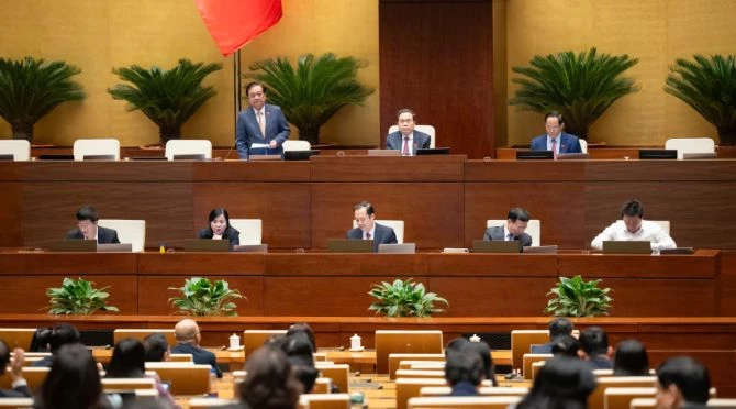 Phó Chủ tịch Quốc hội Lê Minh Hoan điều hành phiên Quốc hội thảo luận về dự án Luật Trí tuệ nhân tạo. Ảnh: Quochoi.vn.