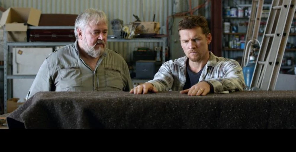 Sam Worthington trong phim Paper Planes - Máy bay giấy