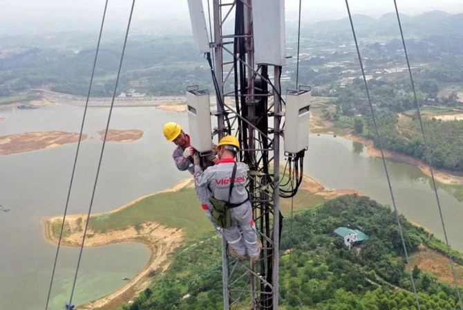 Nhân viên kỹ thuật Viettel thực hiện nâng cấp, bảo dưỡng trạm phát sóng. Ảnh: Internet. Nhân viên kỹ thuật Viettel thực hiện nâng cấp, bảo dưỡng trạm phát sóng. Ảnh: Internet.