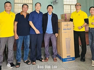 Hiệp hội Doanh nhân Đắk Lắk trao thiết bị học tập hỗ trợ các trường vùng lũ