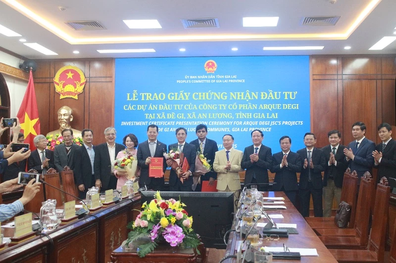 lãnh đạo Tỉnh ủy và UBND tỉnh Gia Lai đã trao giấy chứng nhận đăng ký đầu tư cho Công ty Cổ phần ARQUE DEGI.