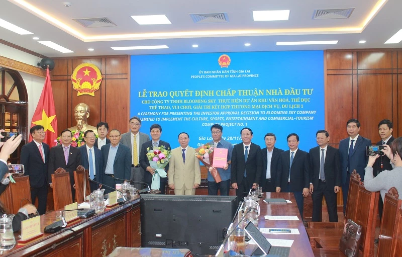 Lãnh đạo tỉnh Gia Lai trao quyết định chấp thuận nhà đầu tư cho Công ty Blooming Sky.