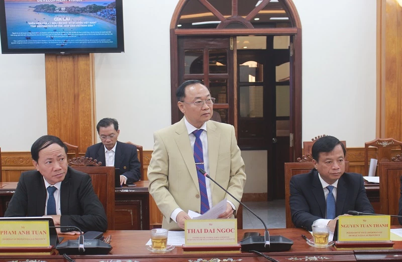 Bí thư Tỉnh ủy Gia Lai Thái Đại Ngọc trao đổi với các nhà đầu tư.