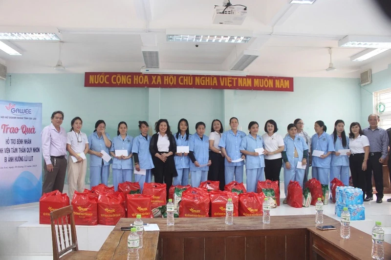 Lãnh đạo Hội Nữ doanh nhân tỉnh Gia Lai và Bệnh viện Tâm thần Quy Nhơn tặng quà cho bệnh nhân.