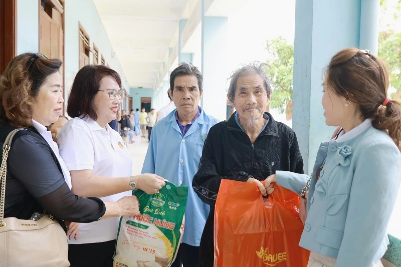 Các nữ doanh nhân đến khu điều trị thăm hỏi, động viên và tặng quà cho bệnh nhân. 