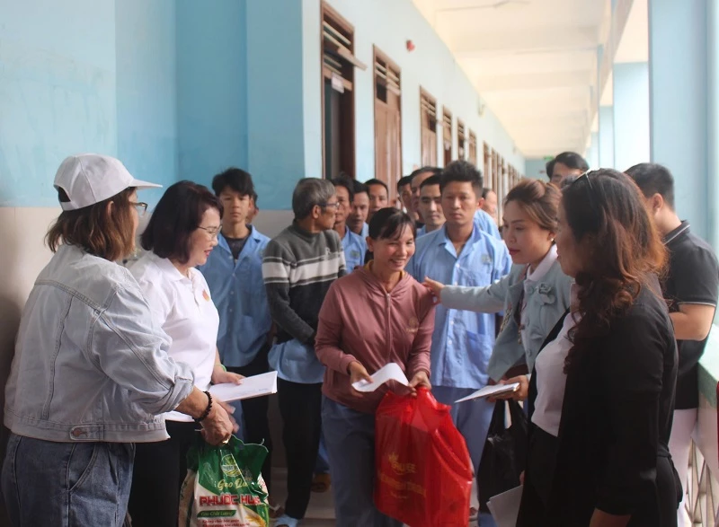 Những phần quà hôm nay tuy không nhiều, nhưng là tấm lòng chân thành của các nữ doanh nhân muốn gửi gắm sự sẻ chia và lời chúc bình an đến mọi người.