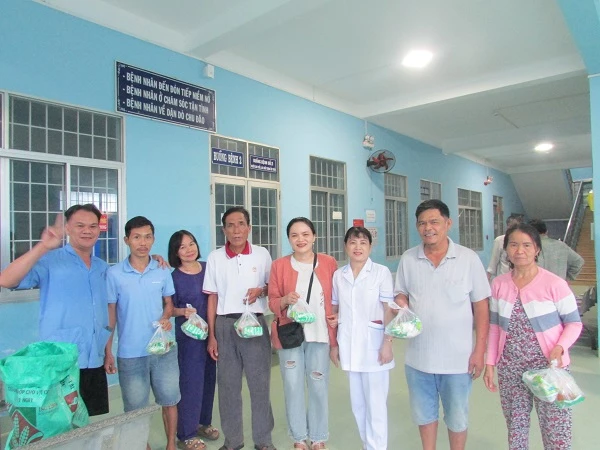 Các tình nguyện viên tiếp tục mang gần 300 phần bánh hỏi và sữa tặng bệnh nhân Bệnh viện Tâm thần Quy Nhơn.