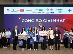 Giải pháp kết nối trạm sạc thông minh vô địch Tài năng trẻ Logistics 2025