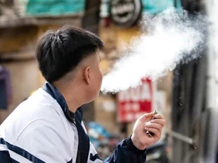 Cấm thuốc lá thế hệ mới: Cần chiến dịch quyết liệt như xử phạt nồng độ cồn
