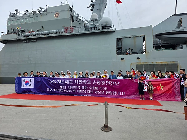 Lễ đón tàu diễn ra trang trọng. Lễ đón tàu diễn ra trang trọng.