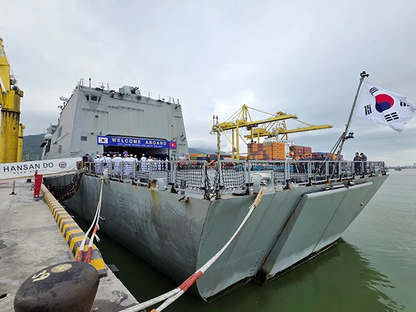 Tàu huấn luyện ROKS Hansando của Hải quân Hàn Quốc cập cảng Tiên Sa sáng ngày 2/12. Tàu huấn luyện ROKS Hansando của Hải quân Hàn Quốc cập cảng Tiên Sa sáng ngày 2/12.