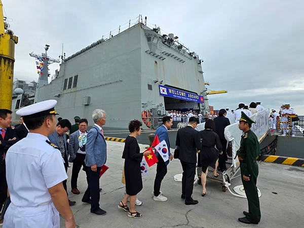 Quan khách lên tham quan tàu. Quan khách lên tham quan tàu.