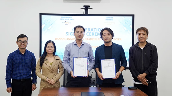 Ông Võ Đức Anh và ông Shinichiro Oikawa ký kết hợp tác giữa DISSC và Axeventures.