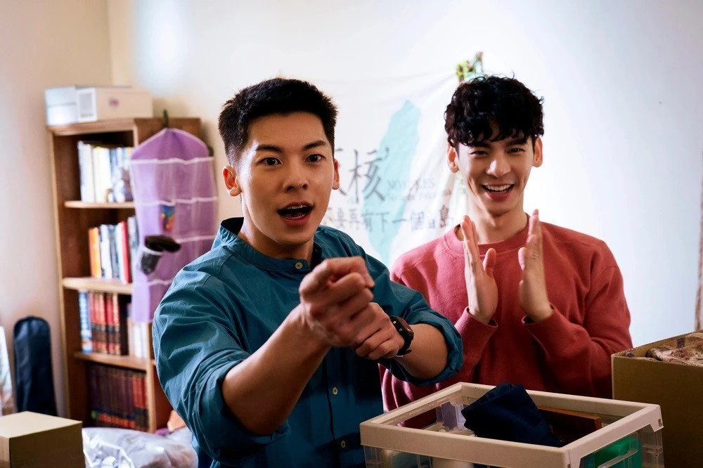 Lâm Bách Hoành (phải) “sánh đôi” cùng Hứa Quang Hán trong “Chuyện tôi và ma quỷ thành người một nhà”