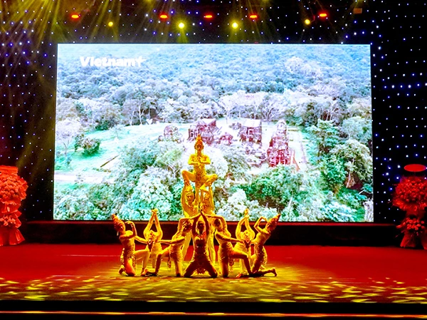 Các tiết mục nghệ thuật giao lưu tại chương trình mang đậm nét văn hoá đặc trưng của hai dân tộc.