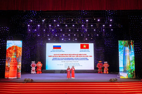 Lễ kỷ niệm 75 năm quan hệ ngoại giao hai nước Việt - Nga tổ chức tại Nhà hát Trưng Vương (Đà Nẵng) tối ngày 2/12.