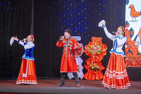 Đoàn nghệ thuật dân gian Liên bang Nga “Matryona Art” trình diễn tại đêm giao lưu.