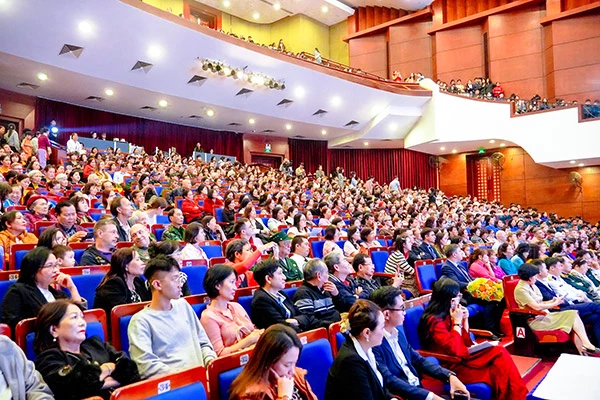 Đông đảo khán giải tham dự chương trình.