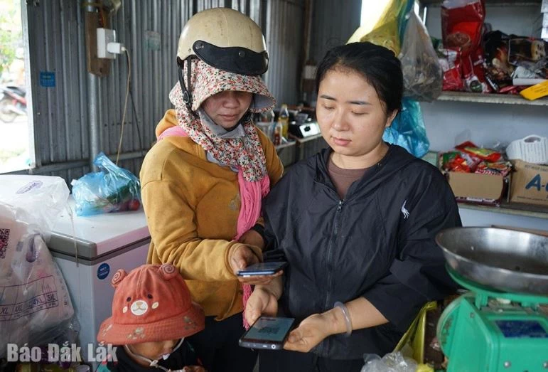 Người dân xã Đắk Phơi thanh toán không dùng tiền mặt khi mua hàng. Ảnh: Báo Đắk Lắk.