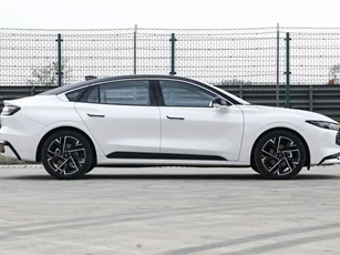 Xe sedan hạng D công suất 261 mã lực, giá gần 560 triệu đồng, cạnh tranh Toyota Camry