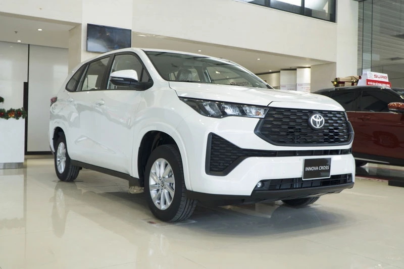 Toyota Innova Cross 2.0G.