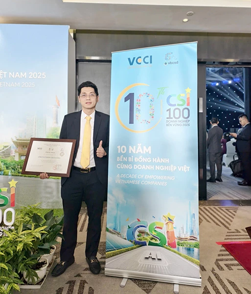 Ông Nguyễn Đằng Song thay mặt Cảng Đà Nẵng nhân vinh danh Top 100 DN bền vững Việt Nam năm 202.