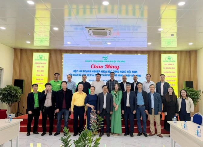 Đoàn công tác của VST chụp ảnh với lãnh đạo Sở Khoa học Công nghệ tỉnh Thanh Hóa, thành viên Câu lạc bộ Doanh nghiệp khoa học công nghệ Thanh Hóa và lãnh đạo Công ty Cổ phần Công Nông nghiệp Tiến Nông.