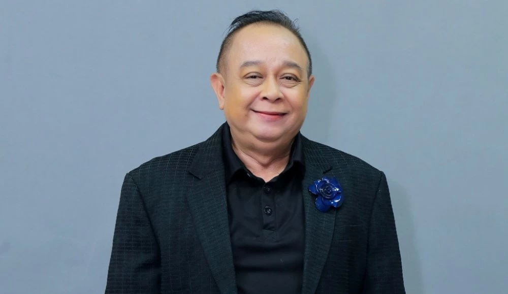 Nghệ sĩ Tiểu Bảo Quốc hứa hẹn mang đến tiếng cười giải tỏa căng thẳng với vai nhân vật Phó tổng giám đốc Dương, Phó tổng giám đốc chợ rau quả.