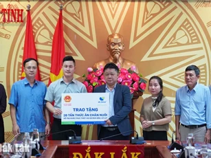 Doanh nghiệp tặng con giống, thức ăn chăn nuôi giúp nông dân Đắk Lắk khôi phục sản xuất