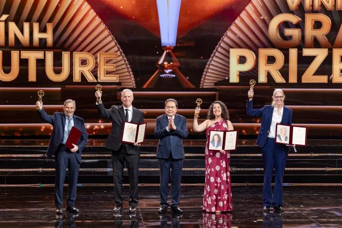 Các nhà khoa học đoạt giải Chính VinFuture 2025. Các nhà khoa học đoạt giải Chính VinFuture 2025.