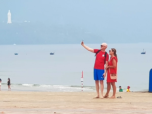 Du khách Âu - Mỹ trải nghiệm biển Đà Nẵng. Du khách Âu - Mỹ trải nghiệm biển Đà Nẵng.