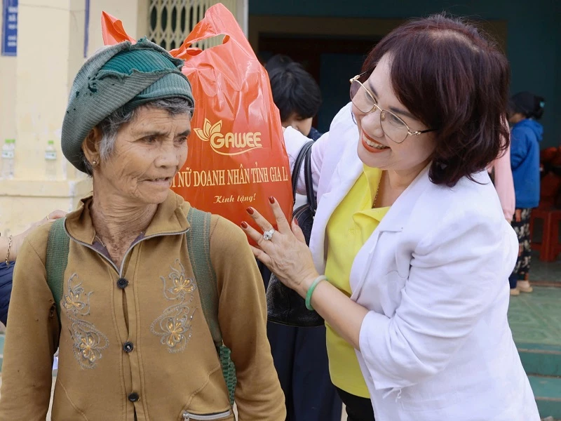 Bà Đồng Thị Ánh – Chủ tịch Hội Nữ doanh nhân Gia Lai, thăm hỏi, động viên và tặng quà cho người dân. Bà Đồng Thị Ánh – Chủ tịch Hội Nữ doanh nhân Gia Lai, thăm hỏi, động viên và tặng quà cho người dân.