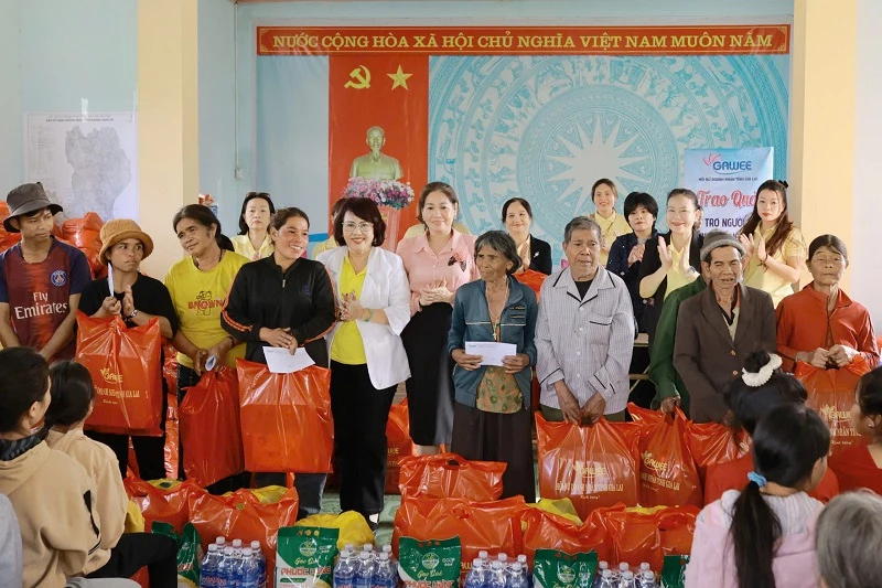 Đoàn công tác trao tặng quà cho người dân làng Kret Krot. Đoàn công tác trao tặng quà cho người dân làng Kret Krot.