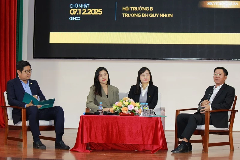 Các diễn giả đối thoại mở với các sinh viên.