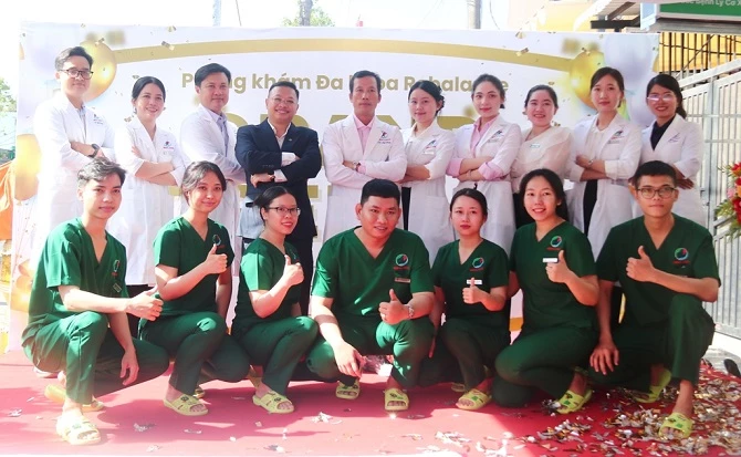 +ảnh 1: Đội ngũ bác sĩ và nhân viên chuyên môn Phòng khám Đa khoa Rebalance.