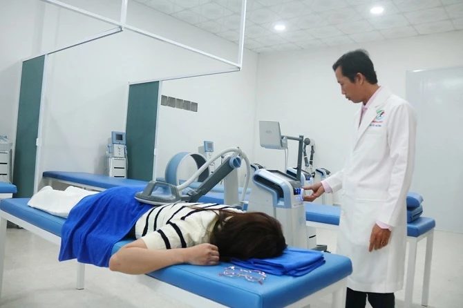 +ảnh 2: Bs. CKI. Huỳnh Võ Anh Huân đang điều chỉnh máy chăm sóc sức khỏe cho người dân.